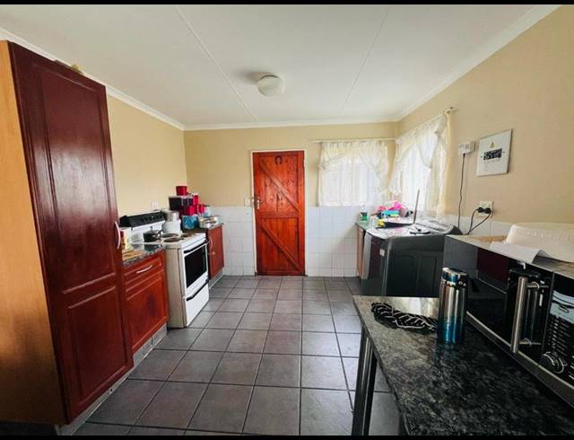 2 BEDROOM TOWNHOUSE FOR SALE IN RHODESFIELD
